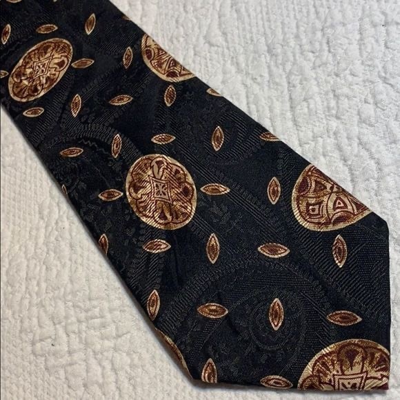 Burberry tie 100% silk hand sewn.